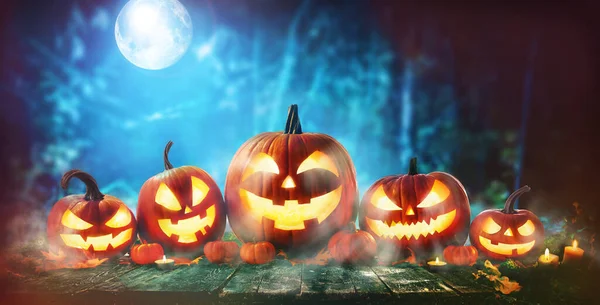 Halloween Cabeça Abóbora Jack Lanterna Frente Uma Floresta Assustadora — Fotografia de Stock
