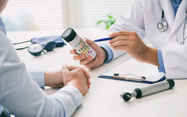 Medico Che Valuta Discute Test Delle Urine Con Paziente Ufficio — Foto Stock