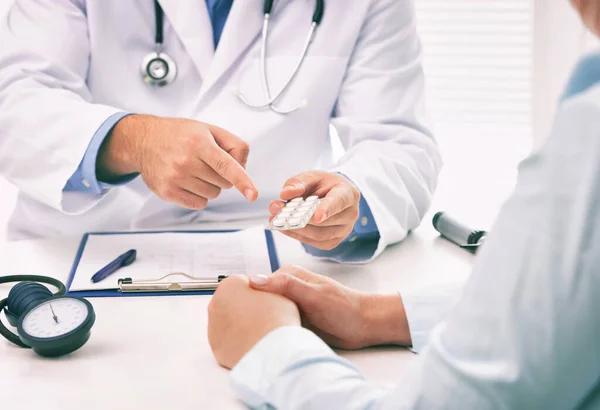 Ärztin Berät Patientin Büro Schreibtisch Über Tabletten Und Diktiergeräte Medizin — Stockfoto