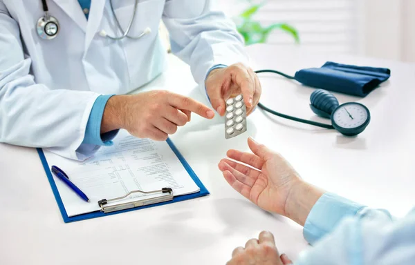Medico Consulenza Paziente Femminile Circa Pillole Dicsussing Trattamento Sanitario Seduto — Foto Stock
