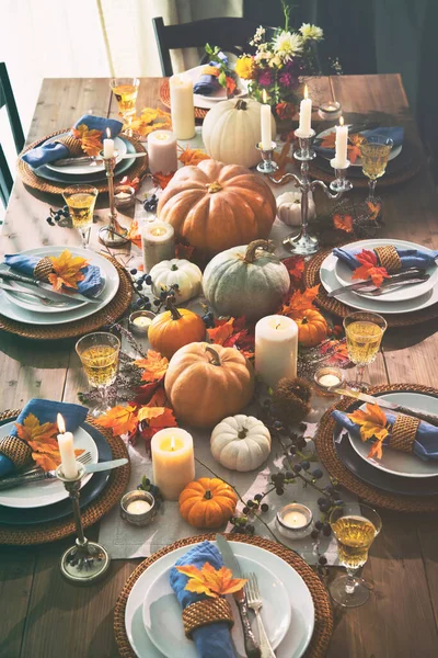 感謝祭の伝統的なディナーセッティングフードコンセプト カボチャ 花やろうそくと祭りの装飾テーブル — ストック写真
