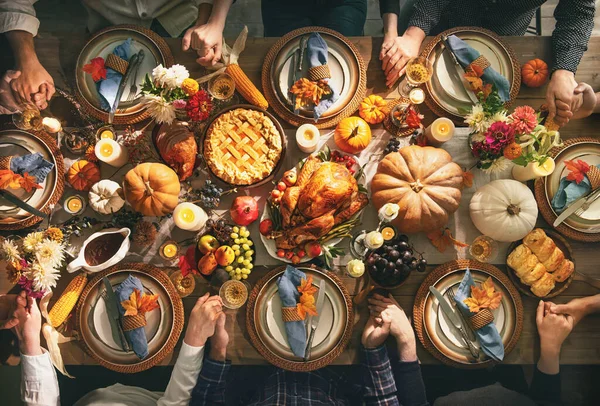 Een Groep Vrienden Familieleden Die God Danken Aan Feestelijke Kalkoen — Stockfoto