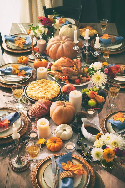 感恩节晚餐 用覆盆子装饰的烤火鸡 放在用南瓜 鲜花和蜡烛装饰的乡村风格的桌子上 — 图库照片