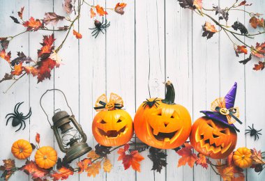 Cadılar Bayramı balkabakları ve hafif ahşap arka planda süslemeler. Cadılar Bayramı konsepti Düz konum, üst görünüm, kopyalama alanı