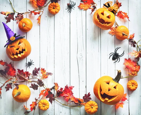 Halloween Pompoenen Decoraties Een Lichte Houten Achtergrond Halloween Concept Vlakke — Stockfoto