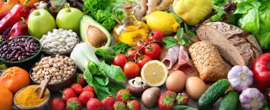 Ahşap masanın üzerinde çeşitli organik gıda ürünleri var. Sağlıklı gıda konsepti