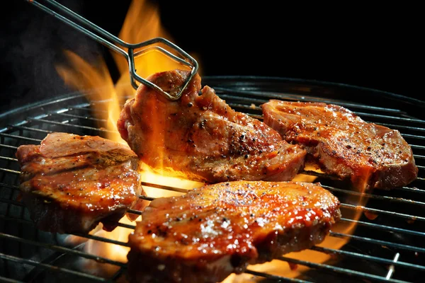 Steaks Porc Marinés Sur Barbecue Avec Flammes — Photo