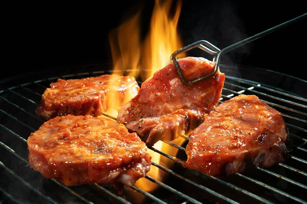 Steaks Porc Marinés Sur Barbecue Avec Flammes — Photo