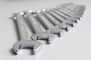 Spanners. Bir sürü anahtar. Gri arka plan. Gri arka planda farklı boyutlarda anahtarlar. Üst Manzara. Kapatın. Seçici odak.