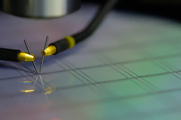 Comprobación Microchips Oblea Silicio Con Estación Sonda Fabricación Semiconductores Cristal —  Fotos de Stock