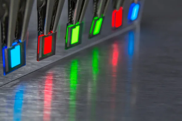 Pequeñas pantallas oled se enciende en una estación de la sonda. Tecnología de visualización de iluminación. —  Fotos de Stock