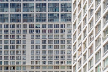 Bir sürü camlı balkon ve penceresi olan cepheler inşa ediyor. Yeni modern konut binasının bir kısmının soyut geometrik görüntüsü. Aşağıdan perspektif görünümü.