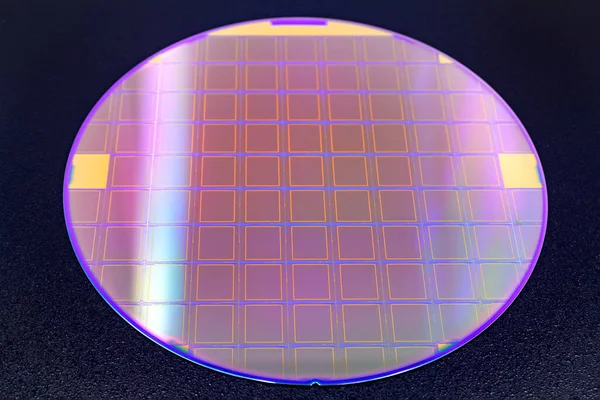Silikon gofretler ve mikro devreler - yarı iletken materyal, kristal silikon gibi, entegre devrelerin üretimi için elektronik aletlerde kullanılır..