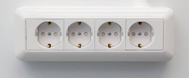 Boş, fişi çekilmiş Avrupa duvar prizi beyaz arkaplanda izole bir şekilde kapanır