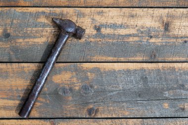 Çekiçle ahşap arka plan, ev geliştirme konsepti
