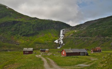 Norveç'in güzel İskandinav manzara geleneksel ahşap ev