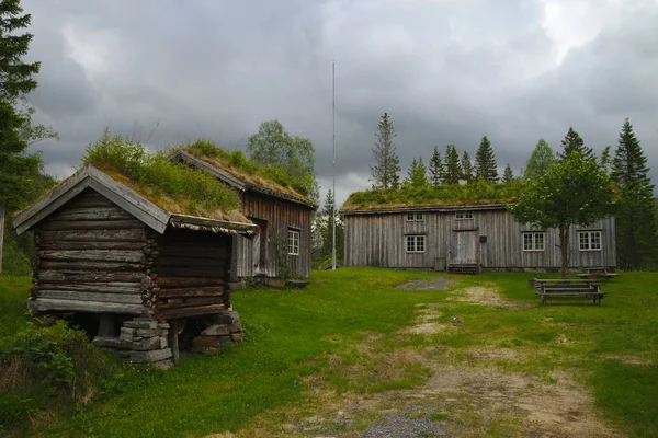 Tradiční Dřevěný Dům Nádherné Skandinávské Krajině Norska — Stock fotografie