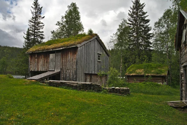 Tradiční Dřevěný Dům Nádherné Skandinávské Krajině Norska — Stock fotografie