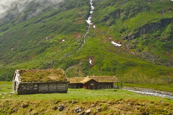 Traditionelles Holzhaus Schöner Skandinavischer Landschaft Norwegens — Stockfoto