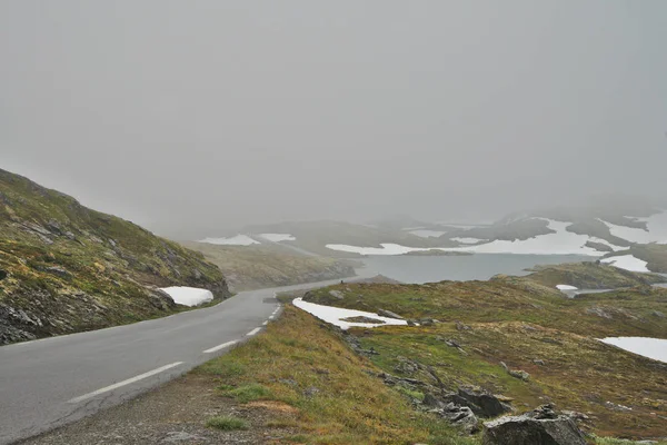 Schilderachtige Winderige Weg Door Het Prachtige Landschap Van Noorwegen Rechtenvrije Stockfoto's
