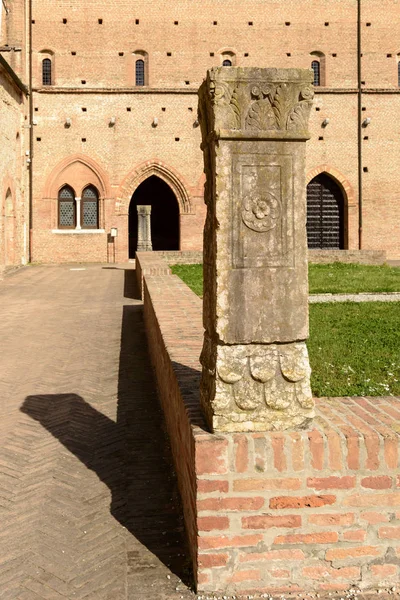 Detalhe Pedra Esculpida Pilar Antiga Abadia Românica Filmado Luz Solar — Fotografia de Stock
