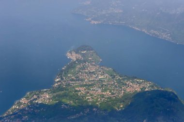 hava ateş, turistik Bellagio Köyü ve güneyden, parlak bahar gün atış paninsula, küçük bir uçak Como, Lombardiya, Ital
