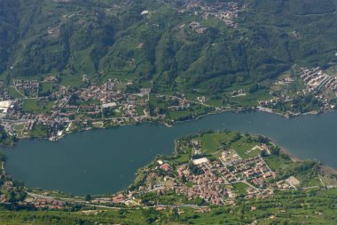 hava ateş, parlak bahar gününde Doğu, Bergamo, Lombardy, Ital vurdu küçük bir uçak, turistik tesis Monestitolo Köyü ve Endine Gölü,