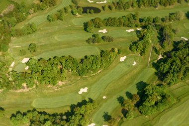 Hava, küçük bir düzlem, Bahar golf sahasında, yeşil, Bergamo, Lombardy, Ital yakınındaki bir parlak bahar gününde çekim