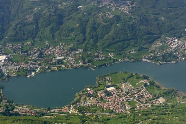 Letecký Snímek Malé Letadlo Turistické Vesnice Monestitolo Jezero Endine Střílel — Stock fotografie