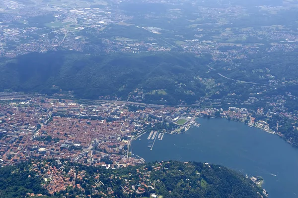 Tiro Aéreo Partir Pequeno Avião Cidade Como Lago Lario Filmado — Fotografia de Stock