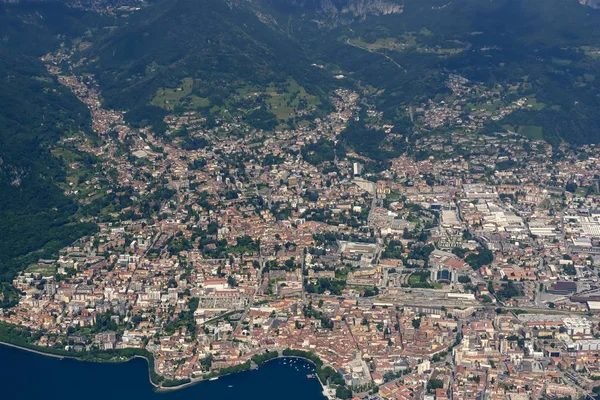 Hava, Lario Gölü, Lecco şehrin küçük bir uçaktan bir parlak geç ilkbahar gününde çekim Lecco, Lombardiya, Ital