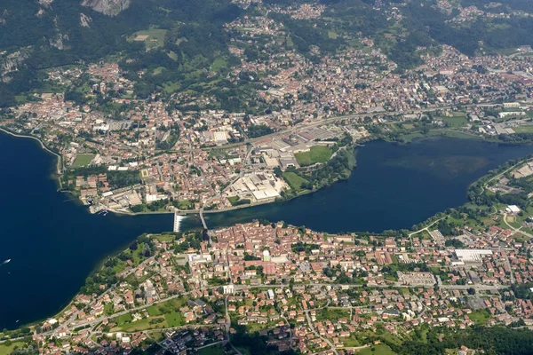 Hava, köy Adda Nehri üzerinde küçük bir uçaktan bir parlak geç ilkbahar gününde çekim Calolziocorte, Lombardiya, Ital