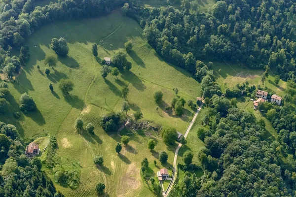 hava ateş, yeşil çayırlar ve Orobie yamacındaki ağaçlar küçük bir uçak geç ilkbahar gün parlak bir vuruşta yakınındaki Gerosa, Orobie, Bergamo, Lombardy, Ital