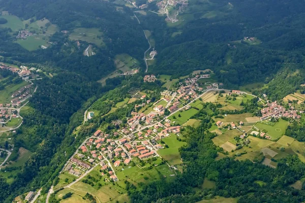 Prise Vue Aérienne Partir Petit Avion Village Sur Des Collines — Photo