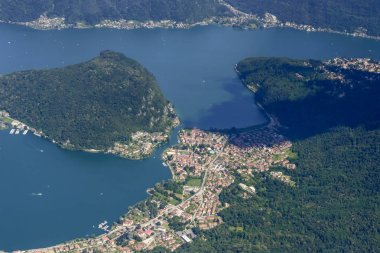 Hava, Lugano Gölü, Ponte Tresa turistik köyü küçük bir uçaktan bir parlak erken yaz gününde çekim Varese, Lombardiya, İtalya
