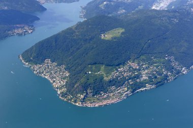 Hava, Lugano Gölü, Morcote turistik köyü küçük bir uçaktan bir parlak erken yaz gününde Ticino, İsviçre çekim