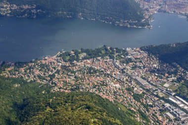Chiasso, Como, Lombardiya, İtalya yukarıda bir parlak erken yaz gününde hava ateş, Cernobbio köyü Como Gölü,'batı tarafında küçük bir uçak vurdu
