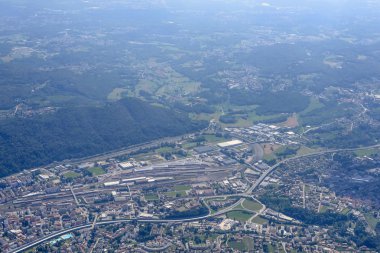 Hava, büyük demiryolu yard, küçük bir uçaktan bir parlak erken yaz gününde Chiasso, Ticino, İsviçre çekim