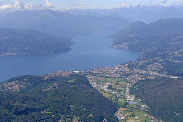 Φάρος Από Ένα Μικρό Αεροπλάνο Luino Χωριό Και Λίμνη Ματζόρε — Φωτογραφία Αρχείου