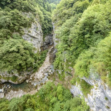  dik kaya kayalıklarla ve dağ gorge Dezzo creek berrak suları ile Mala, Scalve Kanyon, parlak yaz ışık vurdu, tarih, yemyeşil bitki örtüsü Colere, Bergamo, Orobie, Lombardiya, Ital