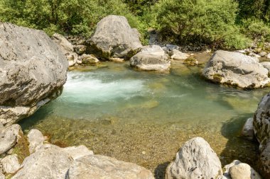 Rockpool Dezzo Creek, berrak suları ile vurdu parlak yaz ışık yolu ile Mala, Scalve Kanyon, Colere, Bergamo, Orobie, Lombardiya, Ital