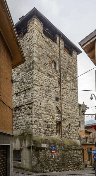 Paesaggio Urbano Con Torre Medioevale Pietra Girato Nuvolosa Luce Estiva — Foto Stock