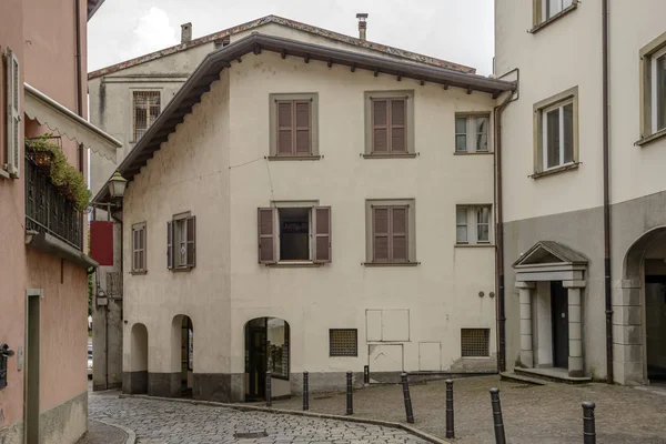 Stadsgezicht Met Oude Gevels Palster Beschoten Fel Licht Sebino Meer — Stockfoto