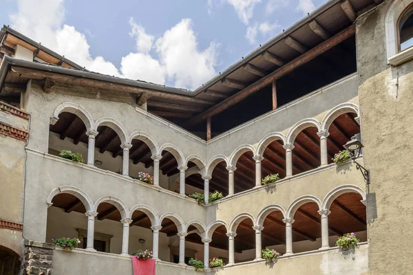 Paisaje Ciudad Pueblo Histórico Con Logias Arqueadas Edificio Viejo Mullions —  Fotos de Stock