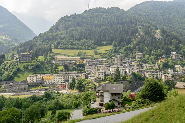Tarihsel Dağ Köyü Cityscape Parlak Yaz Aylarında Gromo Bergamo Lombardy — Stok fotoğraf