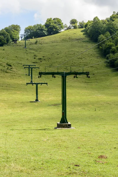 Green Country Landscape Ski Lift Green Run Slopes Shot Bright — Stock Photo, Image