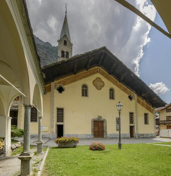 Aziz Giovanni Battista kilise cephe görünümü churchyard, Gressoney Saint Jean adlı bir parlak yaz günü ateş üzerinde Lys Vadisi, Aosta, Ital