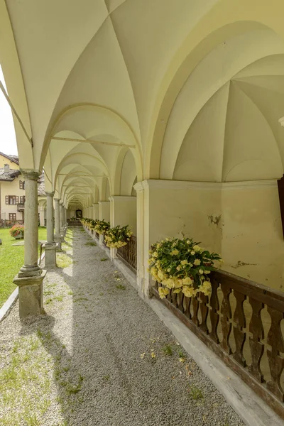 Kemerli Kapalı Geçit Tonoz Üzerinde Aziz Giovanni Battista Çinilerini Churchyard — Stok fotoğraf