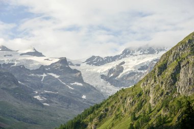 dağ manzarası Lyskamm buzul ve Monte Rosa aralığı, vurdu bir parlak yaz bulutlu günde Staffal, Lys vadiden, Aosta, Ital
