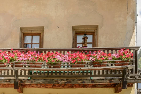 Vista Varanda Madeira Casa Tradicional Coberta Com Flores Gerânio Florescentes — Fotografia de Stock